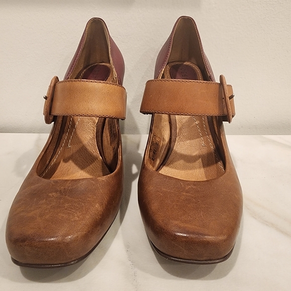Fossil, size 8 leather 3" beautiful high heel with strap sand unique heel shape. - Picture 12 of 16